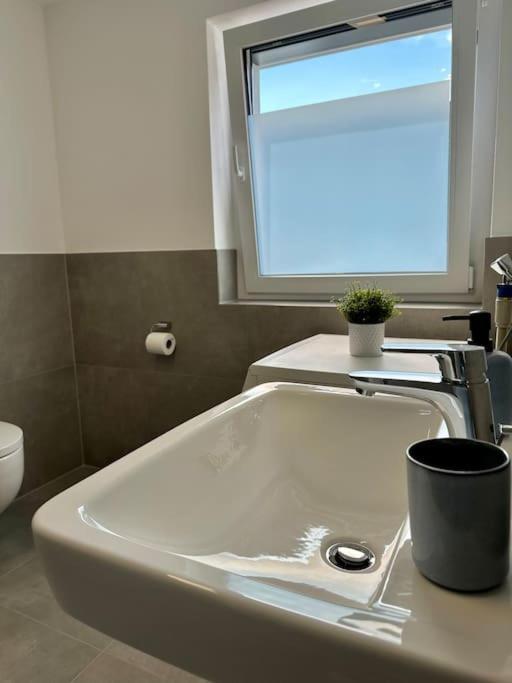 Amao-Pearl I Comfort Suite I 94Qm I Kingsize-Bett I Exklusiv Mit Balkon & Tiefgarage I Aufzug Offenburg Buitenkant foto